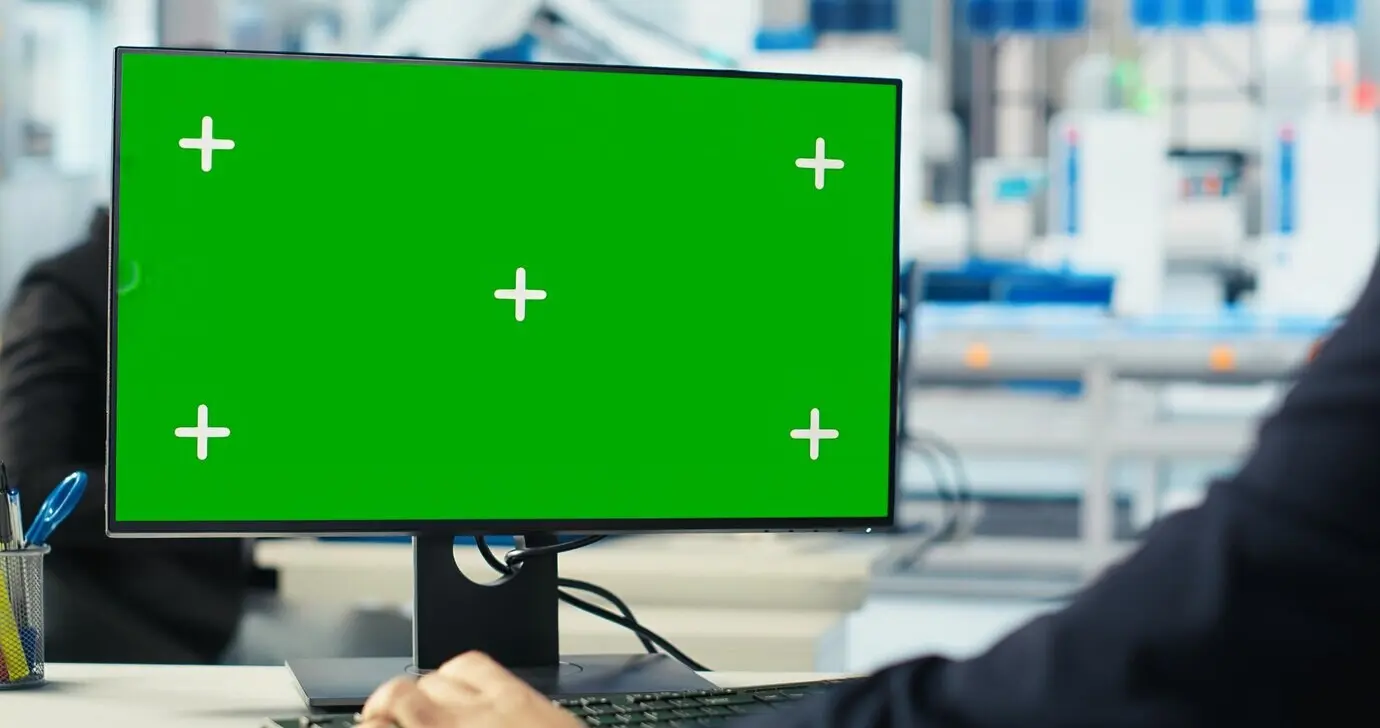Mitarbeiter einer Solarmodul-Produktionsanlage, der mithilfe eines Green-Screen-PCs Stillstandszeiten reduziert.