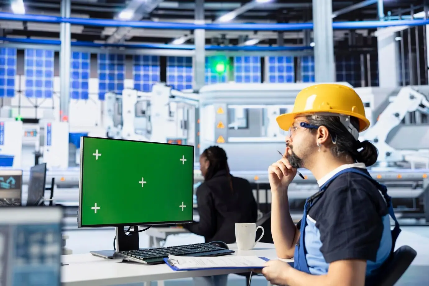 Ein Ingenieur einer Photovoltaikfabrik nutzt einen Mockup-Computer, um Ausrüstung zu kalibrieren.