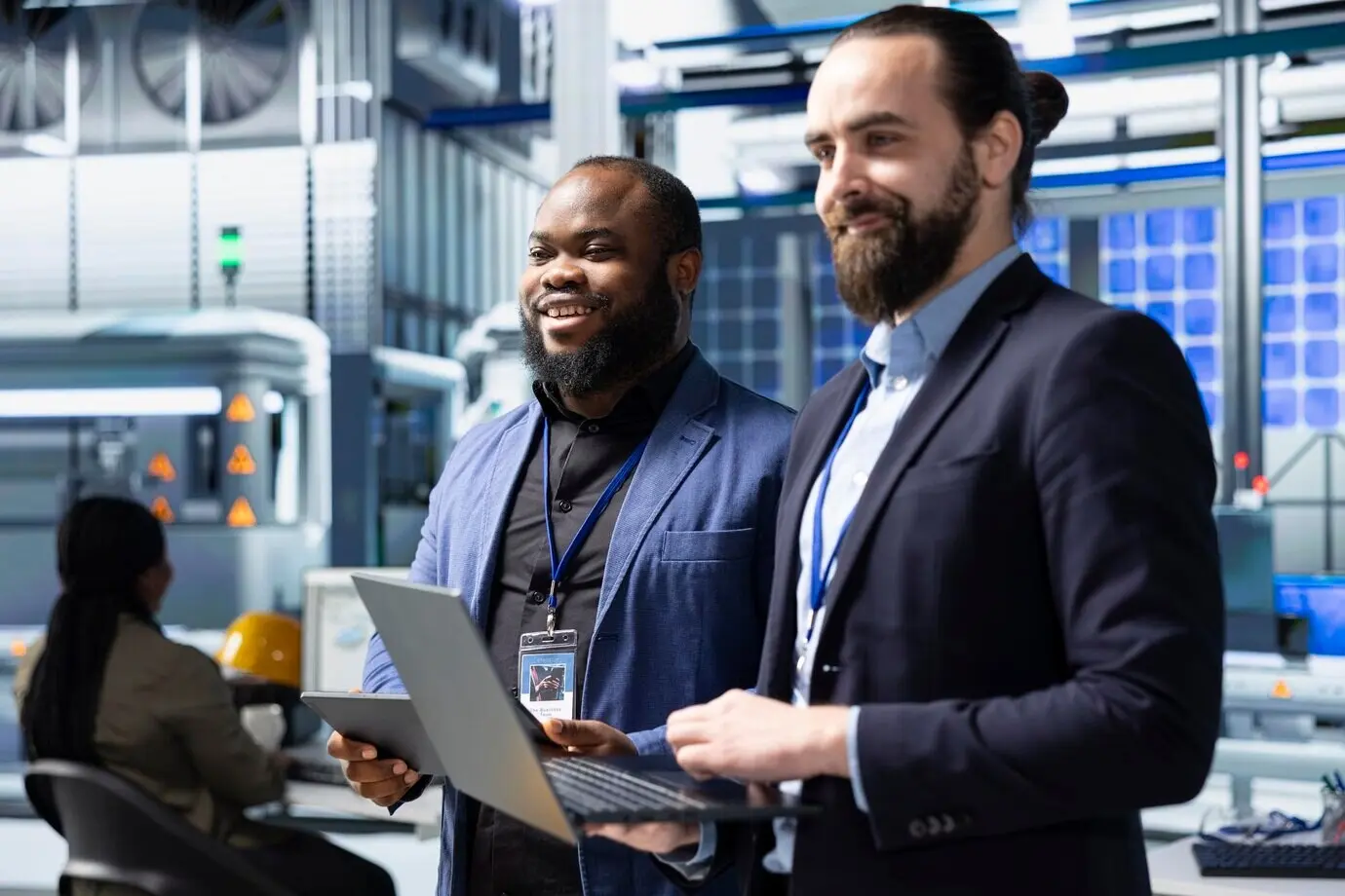 Fabrikinspektoren und Vorgesetzte halten ein Briefing über Produktionskennzahlen ab.