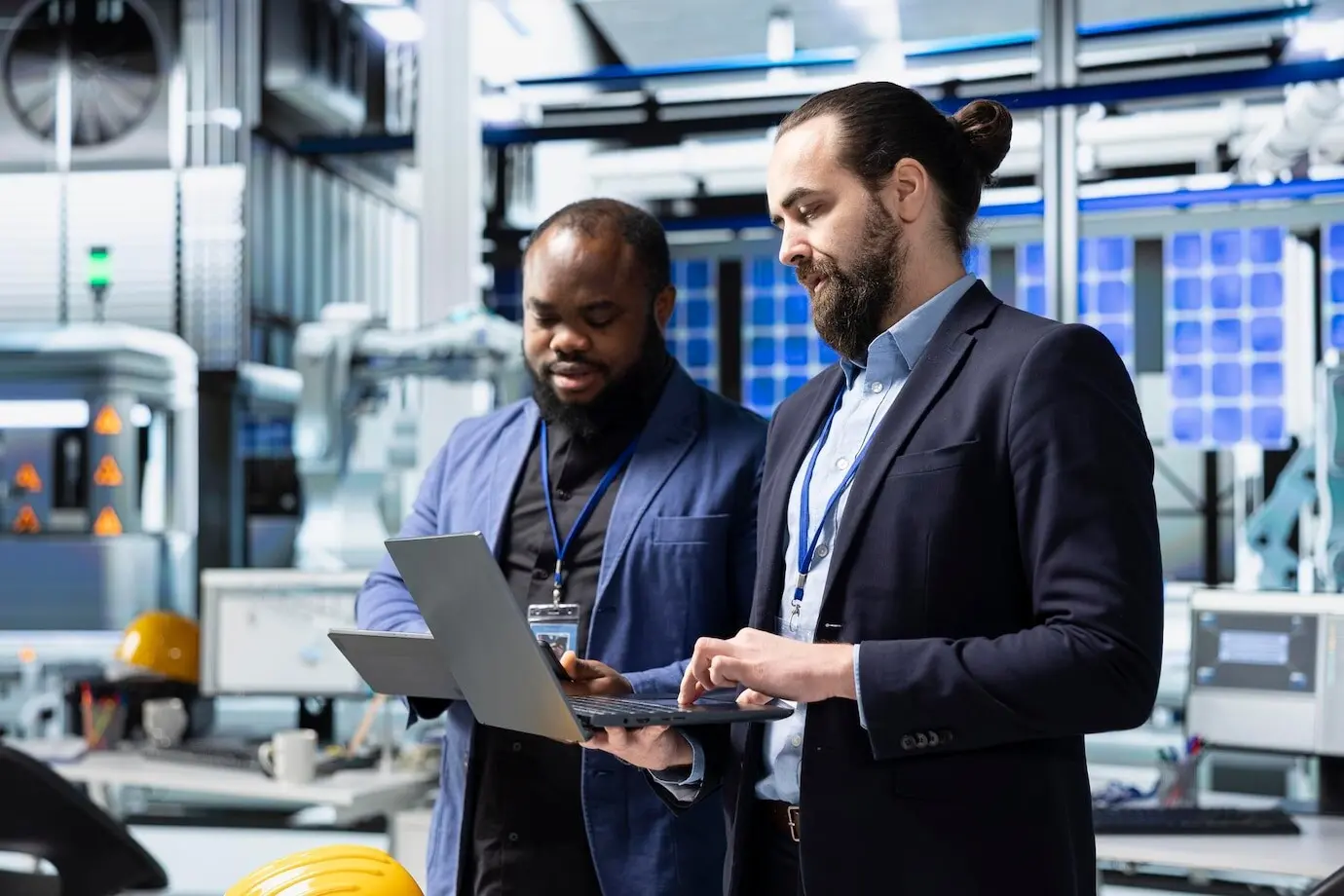 Diverses Team aus Analysten und Consultants, das Daten und Checklisten überprüft.